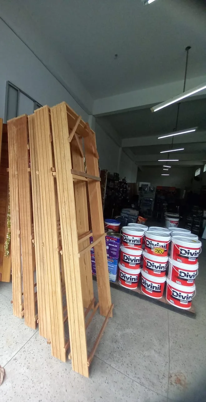 Batentes de madeira e produtos de acabamento na loja