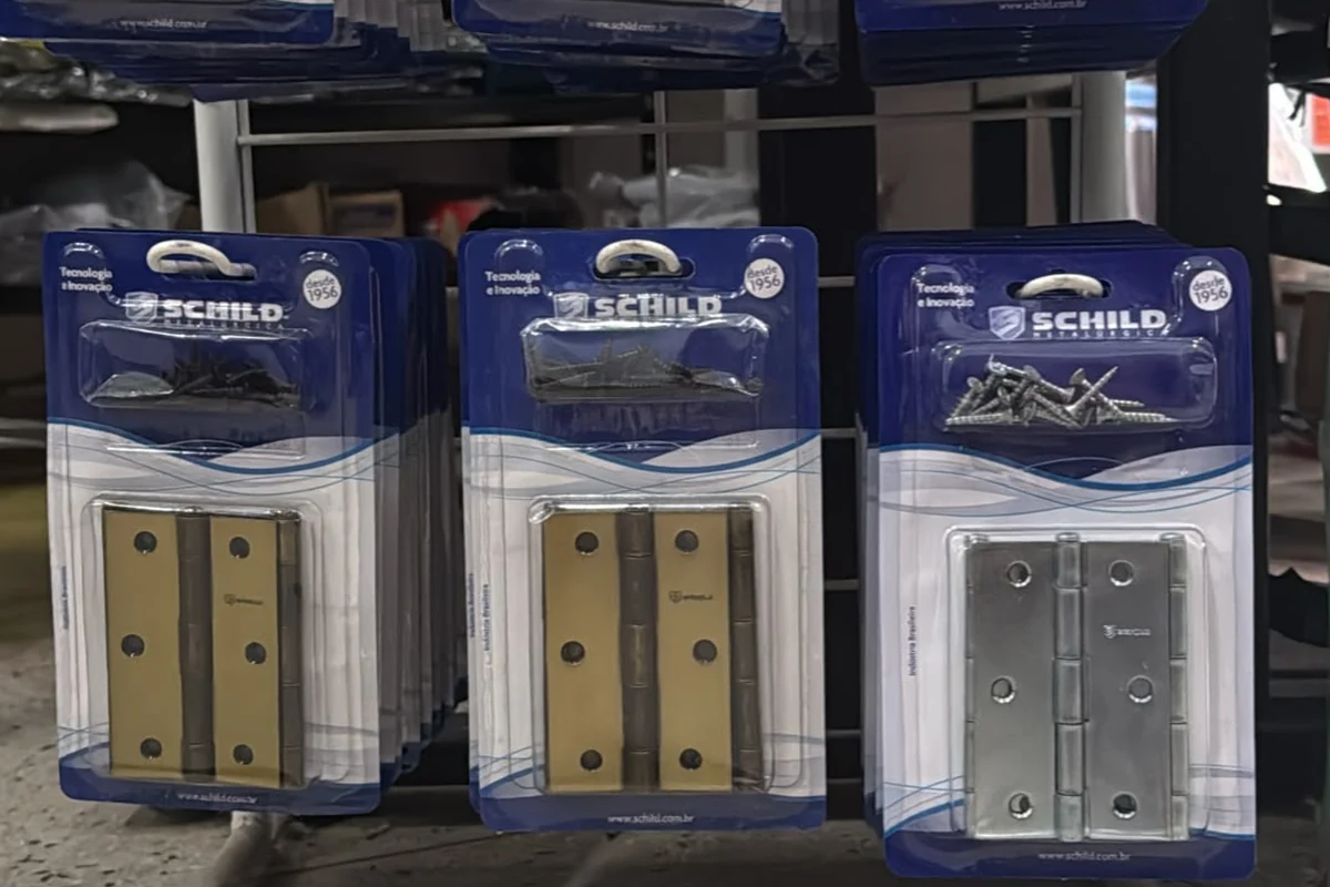 Detalhes dos acabamentos das dobradiças