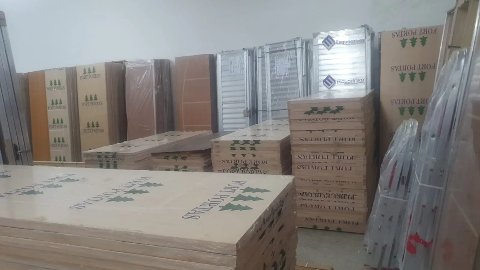 Estoque de portas, esquadrias e componentes
