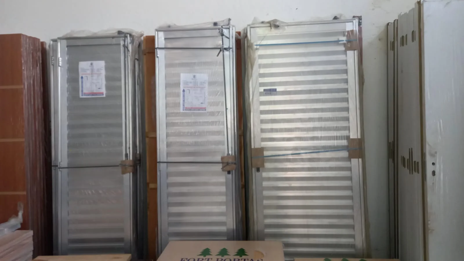 Portas e esquadrias de alumínio em estoque