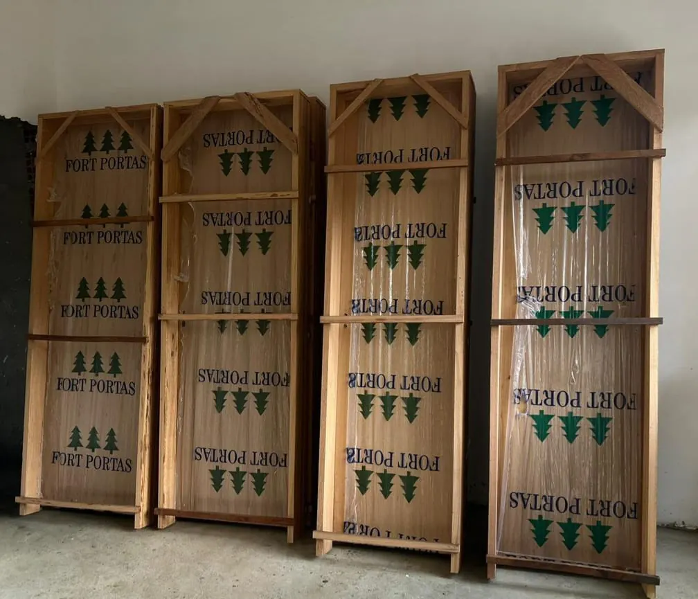 Portas de madeira protegidas em caixotes