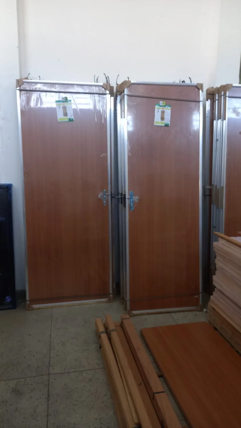 Portas de alumínio em estoque