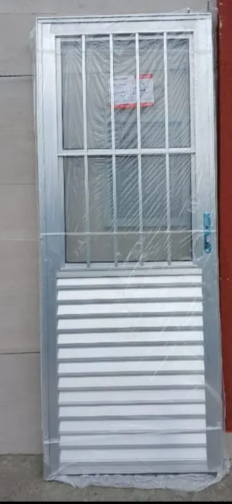 Porta de alumínio com grade em estoque