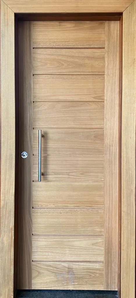 Porta de madeira instalada em entrada residencial