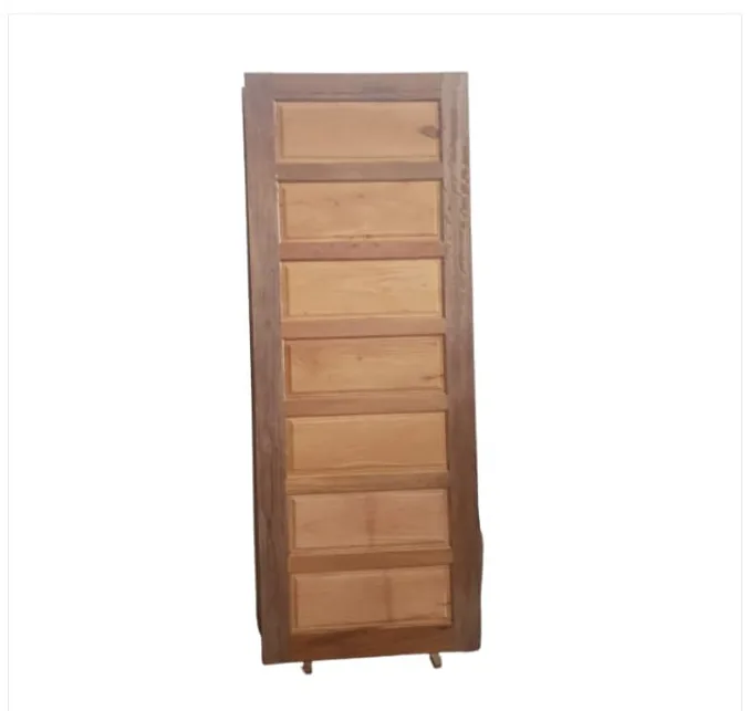 Porta maciça com desenho horizontal