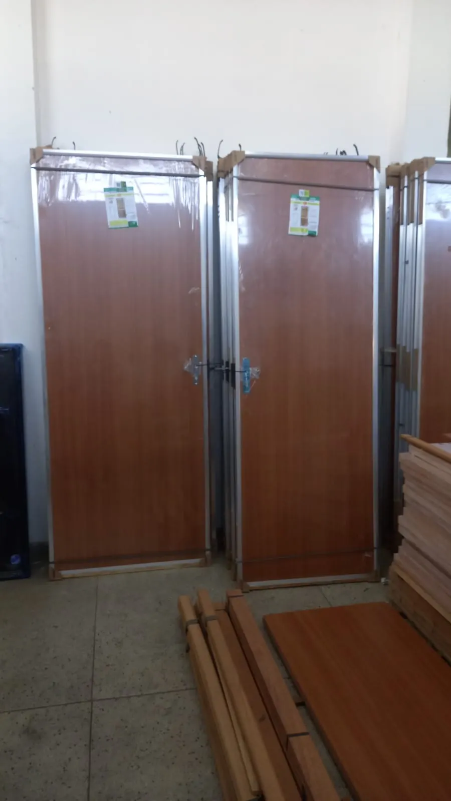 Portas embaladas e organizadas no estoque