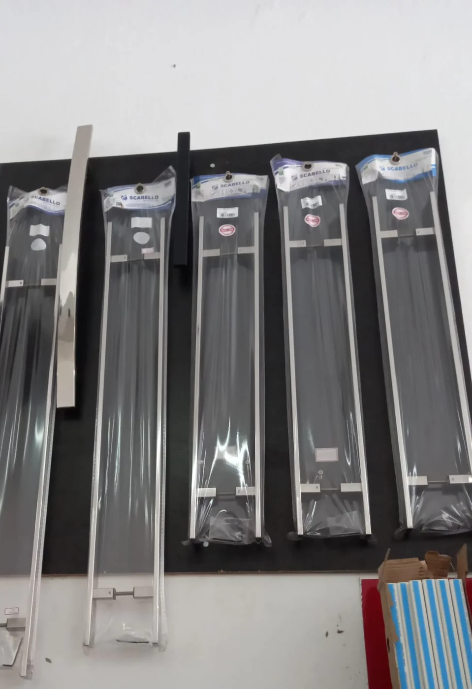 Puxador de porta em acabamento metálico